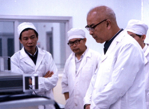 原電子部部長張挺在廠在實(shí)驗(yàn)室